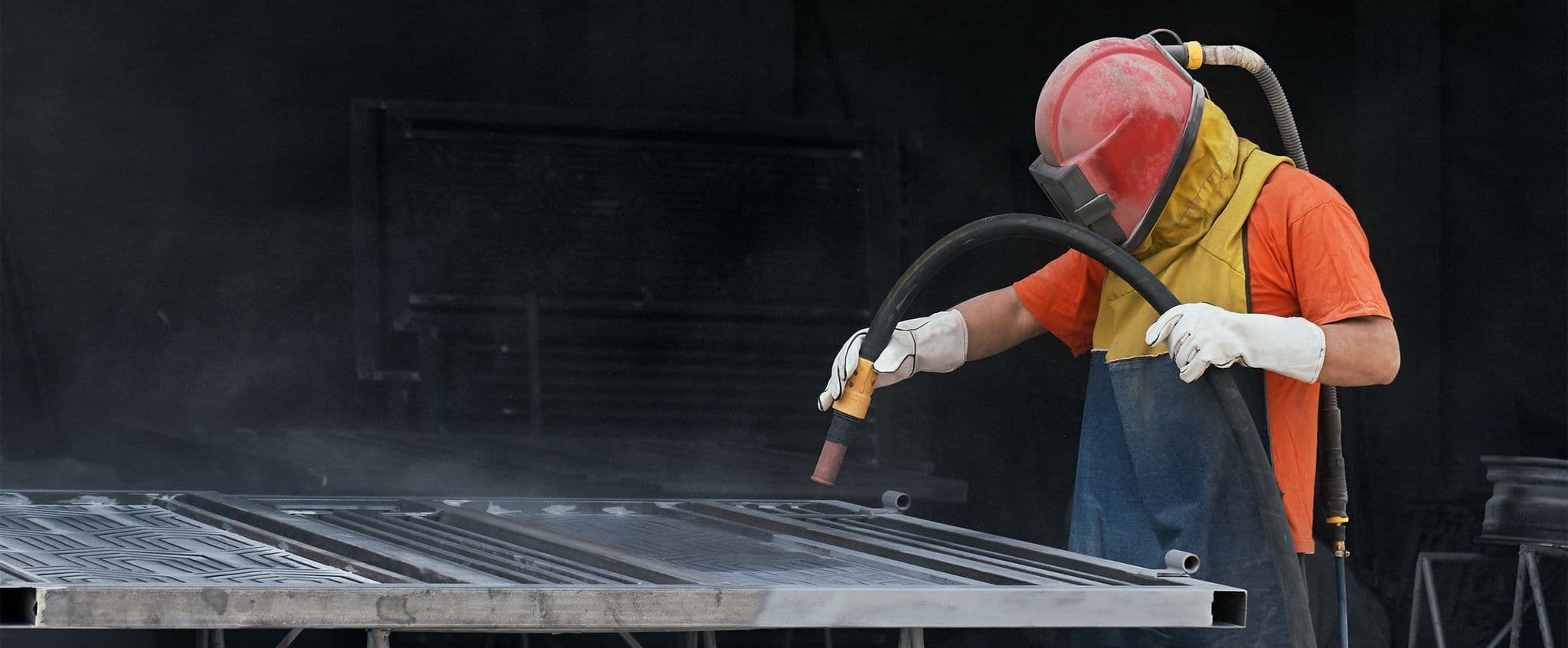 Pavirsiu paruosimas milteliniam dazymui - smeliavimas ir cheminis valymas